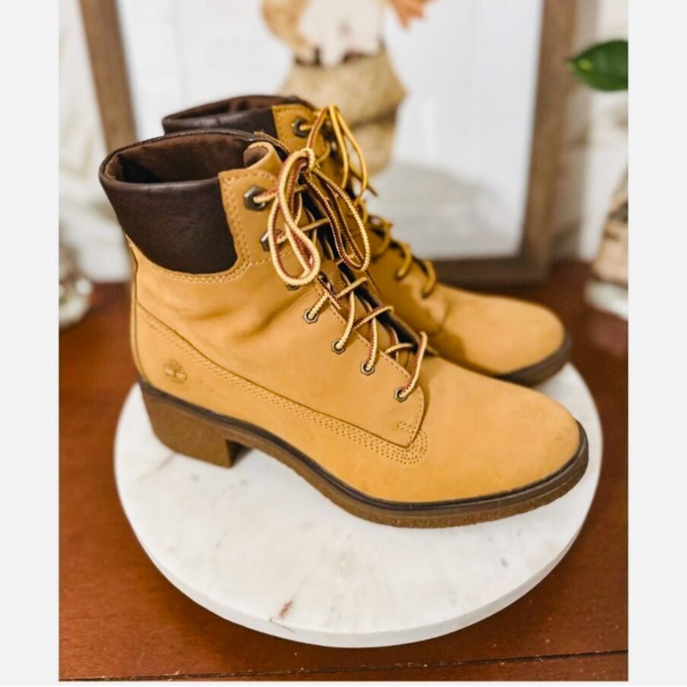 Timberland boots with heel new size 7 if interested message me
Asking 100